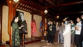 Nặng tình với áo dài