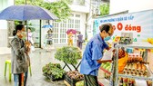 Người dân khu cách ly phường 5, quận Gò Vấp, TPHCM lần lượt vào kệ hàng 0 đồng lấy hàng hóa cần thiết trong ngày. Ảnh: HOÀNG HÙNG