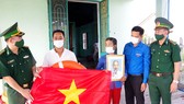 Chương trình trao tặng ảnh Bác Hồ, cờ Tổ quốc cho ngư dân
