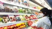 Đi chợ tiết kiệm là bài toán với nhiều chị em nội trợ trong mùa dịch. Ảnh: DŨNG PHƯƠNG