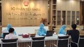 Công chức bộ phận tiếp nhận và trả kết quả của UBND quận 11, TPHCM giải quyết hồ sơ cho người dân