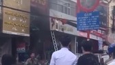 Khoảnh khắc giải cứu 2 cháu bé khỏi đám cháy. Ảnh cắt từ clip