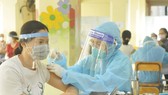 Tiêm vaccine Covid-19 tại Trường THCS Lê Quý Đôn, quận 11, TPHCM. Ảnh: CAO THĂNG