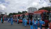 Người dân Phú Yên chuẩn bị khởi hành về quê tại Bến xe Miền Đông. Ảnh: MINH NGHĨA