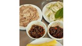 Út Lớn có hai loại mắm lia thia, một loại chua, ăn nhanh và một loại mặn, có thể để ăn lâu hơn. Ảnh: ĐỖ KHUÊ