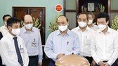 Chủ tịch nước Nguyễn Xuân Phúc, Thường trực Ban Bí thư Võ Văn Thưởng cùng các đại biểu đến di tích Nhà 67 trong Khu di tích Chủ tịch Hồ Chí Minh tại Phủ Chủ tịch để dâng hương, dâng hoa tưởng niệm Chủ tịch Hồ Chí Minh. Ảnh: TTXVN