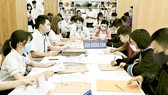 Sinh viên làm thủ tục xét học bổng, giảm học phí ở Trường ĐH Công nghiệp Thực phẩm TPHCM trong năm học 2020-2021