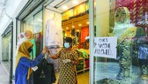 Cửa hàng ở Kuala Lumpur, Malaysia chỉ phục vụ khách tiêm đủ liều vaccine