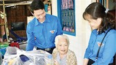 Thăm, tặng quà Mẹ Việt Nam Anh hùng. Ảnh minh họa