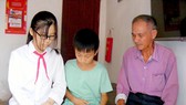 Bố bỏ rơi, mẹ mất, nữ sinh mong được giúp chữa bệnh