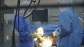 Cấp cứu nạn nhân đứt lìa cả 2 tay