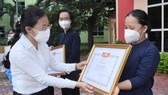 Phó Chủ tịch Ủy ban MTTQ Việt Nam TPHCM Phan Kiều Thanh Hương trao biểu dương và tặng quà các tình nguyện viên