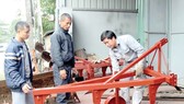 Sau khi chế tạo robot gieo hạt, nông dân Phạm Văn Hát tiếp tục nghiên cứu loại máy cày 3 lưỡi để giúp nông dân
