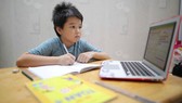 Em V.M.K (học sinh lớp 4, Trường Tiểu học Trần Khánh Dư) trong giờ học trực tuyến. Ảnh: DŨNG PHƯƠNG