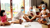 Gia đình chị Zuzanna tự tay làm những chai nước bồ kết tặng các hàng xóm tốt bụng của mình