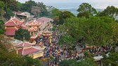 Người dân đến tham quan các chùa tại Khu du lịch quốc gia núi Bà Đen