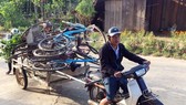 Giáo viên Trường Phổ thông dân tộc bán trú Tiểu học và THCS xã Lâm Hóa gom xe đạp về sửa cho học trò
