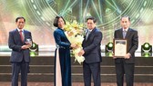 Thủ tướng Phạm Minh Chính trao giải đặc biệt cho các tác giả, tối 28-11. Ảnh: VIẾT CHUNG