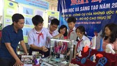 Ninth graders at Van Don high school introduce model of 3D printer at the event