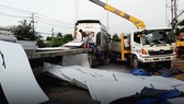 Xe đầu kéo làm rơi hàng trăm tấm thép, xe máy đi sau may mắn thoát nạn