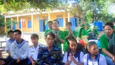 Tặng quà tết giáo viên và con chiến sĩ làm nhiệm vụ ở Trường Sa