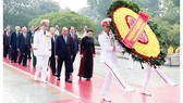 Đoàn đại biểu lãnh đạo, nguyên lãnh đạo Đảng, Nhà nước, MTTQ Việt Nam đặt vòng hoa, tưởng niệm các Anh hùng Liệt sĩ. Ảnh: TTXVN