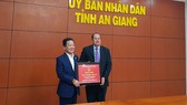 Ông Nguyễn Thanh Bình, Chủ tịch UBDN tỉnh An Giang trao quyết định chủ trương đầu tư 2 dự án khu đô thị mới cho ông Đỗ Quang Hiển, Chủ tịch HĐQT kiêm Tổng Giám đốc Tập đoàn T&T Group