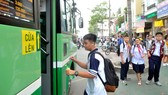 Học sinh Trường THCS Minh Đức, quận 1 đi xe buýt. Ảnh: CAO THĂNG