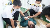Bộ Tư lệnh Vùng 2 Hải quân bàn giao 30 ngư dân gặp nạn trên biển