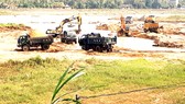 Doanh nghiệp huy động máy móc, phương tiện “băm nát” lòng sông Lại Giang, Bình Định