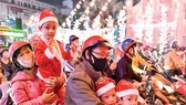 Người dân TPHCM đón Giáng sinh 2020. Ảnh: VIỆT DŨNG