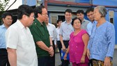 Bí thư Thành ủy TPHCM Nguyễn Văn Nên và Chủ tịch UBND TPHCM Nguyễn Thành Phong trao đổi với người dân về tình hình ngập nước trên địa bàn quận Thủ Đức chiều 25-10-2020. Ảnh: VIỆT DŨNG