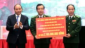 Thủ tướng tặng quà cho Bộ đội biên phòng. Ảnh: VGP