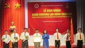 Phó Chủ tịch UBND TP Phan Thị Thắng trao Huân chương Lao động hạng Nhì cho tập thể Đảng ủy khối cơ sở Bộ VH-TT-DL. Nguồn: Thanhuytphcm