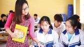 Ánh Phượng hướng dẫn học sinh