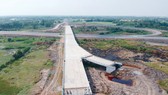 Cận cảnh cao tốc Trung Lương - Mỹ Thuận chưa thi công xong tại tỉnh Tiền Giang. Ảnh: CAO THĂNG