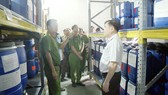 Lực lượng chức năng kiểm tra kho hóa chất của một công ty