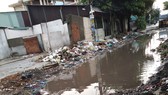 Đầu hẻm bị sình lầy, ngập nước khi mưa