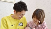 Nhật Bản khuyến khích nam giới nghỉ phép chăm vợ sinh con