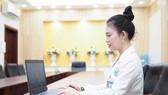 Bác bác sĩ tư vấn từ xa cho bệnh nhân. Ảnh: Thanhuytphcm