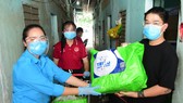 Chương trình “Triệu bữa cơm” trao quà cho gia đình thanh niên công nhân tại huyện Bình Chánh, TPHCM