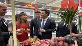 Bộ trưởng Nguyễn Hồng Diên giới thiệu trái cây Việt Nam. Ảnh: TTXVN