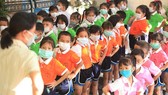 Giáo viên và học sinh một trường mẫu giáo ở Bangkok đeo khẩu trang chống bụi trong giờ học. Ảnh: BANGKOK POST