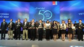 Ông Lê Viết Hải, Chủ tịch HĐQT – Tổng giám đốc Công ty CP Tập đoàn Hòa Bình (người thứ sáu từ trái sang) nhận danh hiệu Top 50 Công ty kinh doanh hiệu quả nhất Việt Nam 2018