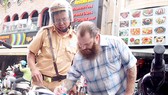Khó xử người nước ngoài vi phạm giao thông