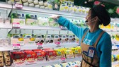 Nhân viên của siêu thị Hema Hồ Nam tại quầy sản phẩm sữa chua của Vinamilk