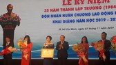 Bà Nguyễn Thị Lý (thứ 3 từ trái sang), Hiệu trưởng TDC nhận Huân chương Lao động hạng 3 do Chủ tịch nước trao tặng 