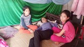 Mẹ bị ung thư, hai con có nguy cơ thất học