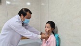 Bác sĩ Nguyễn Thành Tâm, Giám đốc Bệnh viện Sài Gòn ITO kiểm tra sức khỏe cho 1 em học sinh Trường THCS Bạch Đằng trước khi xuất viện