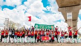 Các thành viên Nhóm Cộng đồng xanh Việt Nam tham gia dọn rác tại quận Thủ Đức (TPHCM)